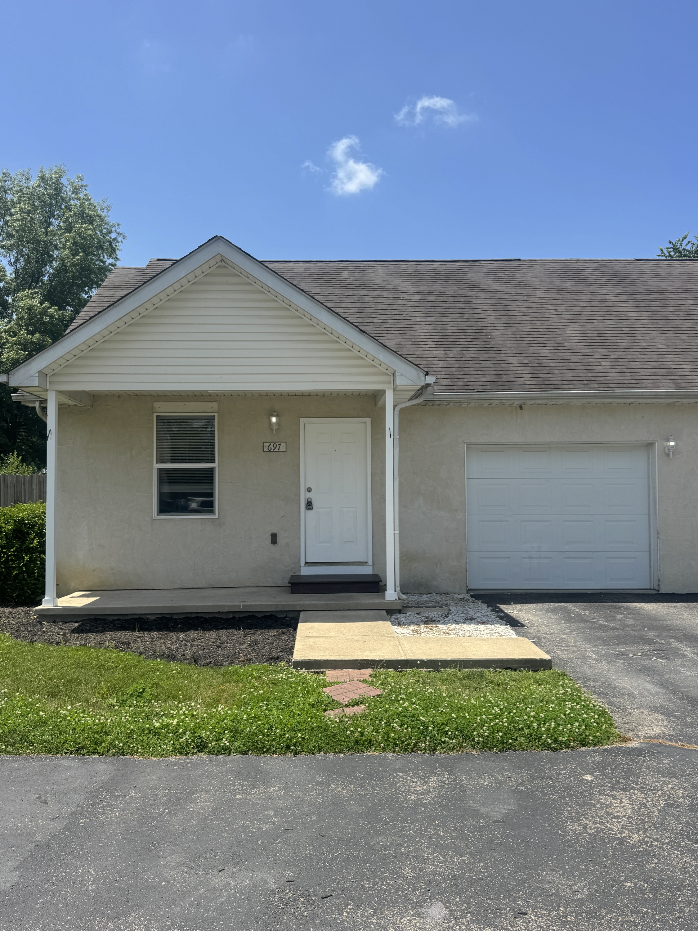 697 Kenny Lane North
